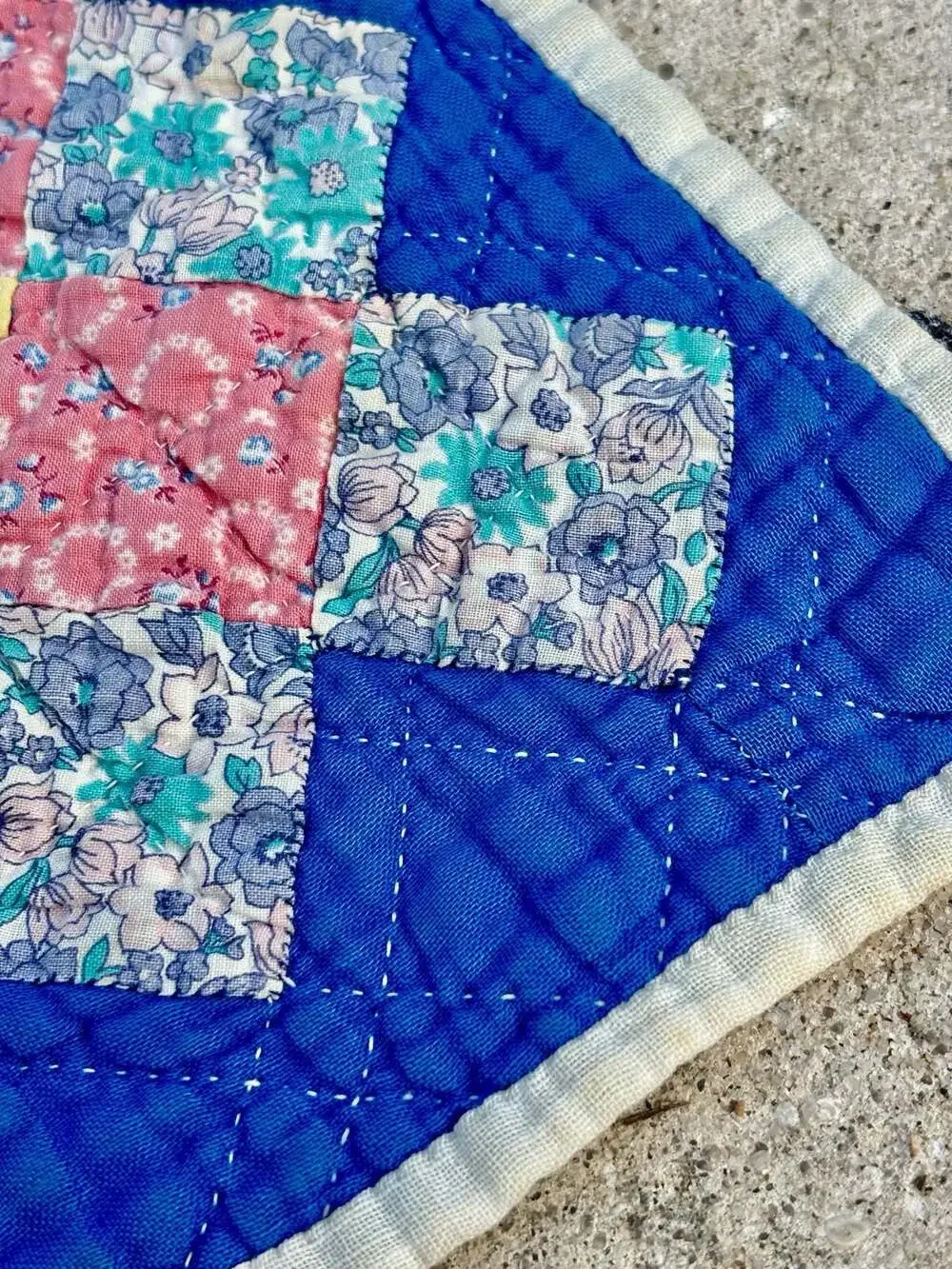 Vintage 70-80s Trip Around The World Patchwork hand-Quilted Cotton quilt